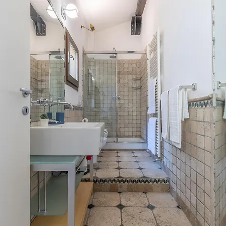 Guesthost - Dreaming Bolonia